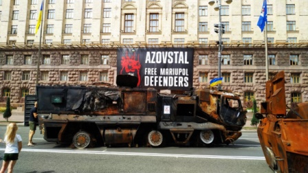Kiev'de Rus ordusunun ele geçirilen askeri teçhizatları sergileniyor