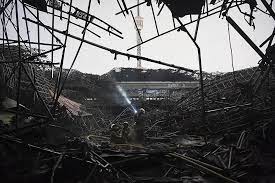 Endonezya'da cami kubbesi önce yandı sonra çöktü