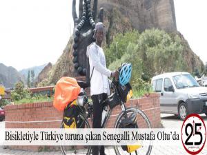 Bisikletiyle Türkiye turuna çıkan Senegalli Mustafa Oltuda 