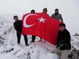 Dalgalandırdıkları Türk bayrağı ile Yunan Vekil Lagosu kınadılar