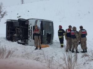  Erzurum'da halk otobüsü devrildi: 1 ölü, 20 yaralı
