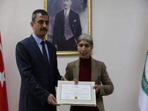 Görme engelli 51 yaşındaki Süheyla Köse üniversite diplomasını aldı
