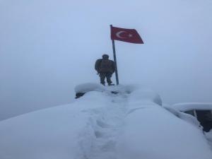 Güvenlik korucuları sınırda bayrak nöbetinde