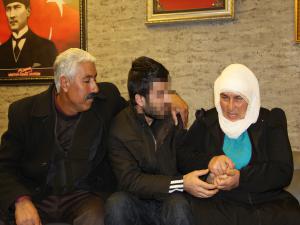  HDP önünde eylem başlattı, 6 yıl sonra oğluna kavuştu