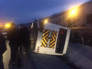 İzmirde servis aracı devrildi: 8 yaralı