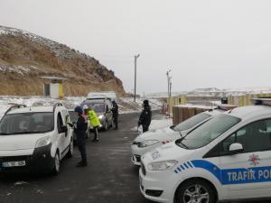  Köprüköyde Jandarma ve Polis ortak trafik uygulaması yaptı