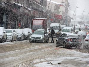 Lapa lapa yağan kar Erzurum'u beyaza bürüdü