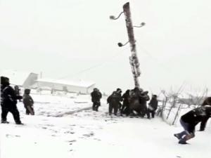  Rusya'da devrilen elektrik direğini kaldırmaya çalışan köylüler canından oluyordu