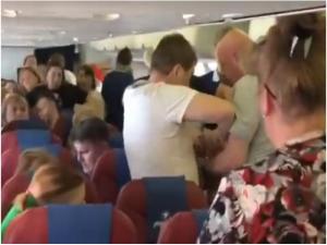 Rusya'da uçakta olay çıkaran yolcuya bantlı müdahale