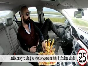 Trafikte meyve tabağı ve tespihle seyreden sürücü gözaltına alındı 