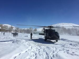Yolların kapandığı Vanda hastalar helikopterle sevk ediliyor