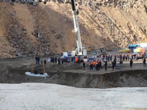 BARAJ İNŞAATINDA ÇALIŞAN DOZER GÖLETE UÇTU