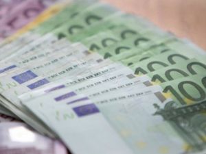 Euro uçuyor, dolar düşüyor