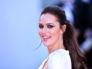 Fahriye Evcen Cannes Film Festivali'ne katıldı