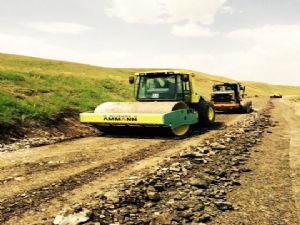 ERZURUM BÜYÜKŞEHİR, DAĞ TAŞ DEMEDEN YOL YAPIYOR