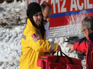 KAR VE TİPİ NEDENİYLE YOLU KAPALI OLAN KÖYLERDEKİ 94 HASTA KURTARILDI 