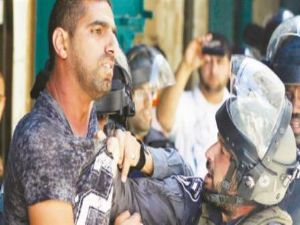 İsrail polisi Mescid-i Aksa'da yine terör estirdi