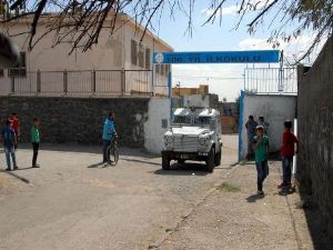 Diyarbakır'da teröristler ilkokula bomba koydu