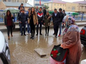 Erzurum'da 10 dakika süren sağanak yağmur sele dönüştü