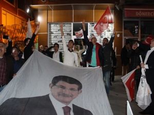 ERZURUM'DA AK PARTİLİLER SOKAĞA DÖKÜLDÜ