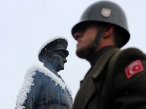 Erzurum'da kar altında 10 kasım töreni