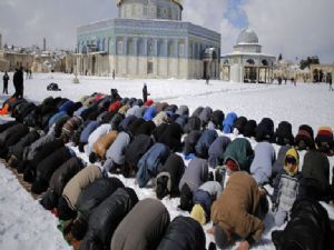 KUDÜS'TE KAR ALTINDA CUMA NAMAZI