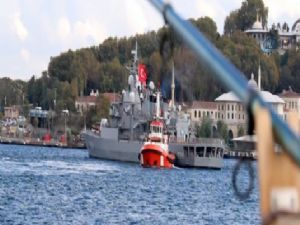 Eminönü'ne demir atan savaş gemisine yoğun ilgi