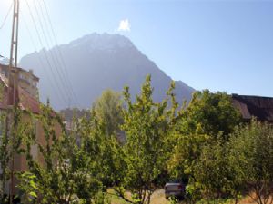 Hakkari'nin yüksek kesimlerine mevsimin ilk karı yağdı