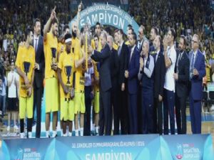 Cumhurbaşkanı Erdoğan, Fenerbahçe'nin kupasını verdi