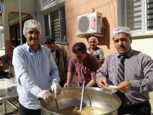 İspir Müftülüğü vatandaşlara aşure dağıttı