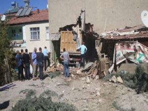 Freni patlayan kamyon Suriyelilerin evine daldı: 1 ölü, 6 yaralı