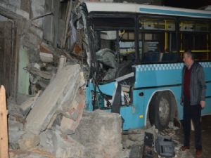 Kontrolden çıkan halk otobüsü eve girdi: 6 Yaralı