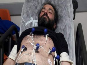 Oturan adam 172 saatin sonunda fenalaşarak hastaneye kaldırıldı