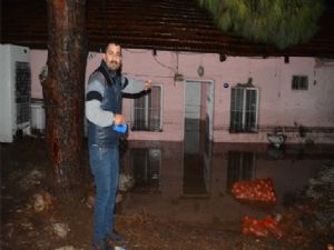 İzmir'de onlarca ev ve iş yerini su bastı
