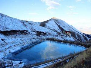 Erzurum'da soğuk hava göleti dondurdu