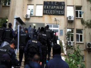 Diyarbakır'da iki belediyeye terör operasyonu