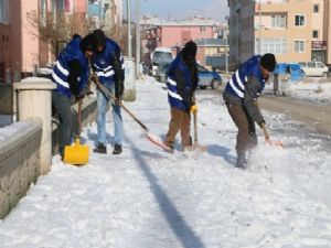 Aziziye karla mücadelede hız kesmiyor