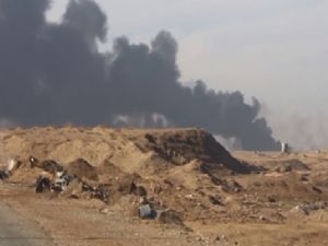 DEAŞ Musul'da petrol kuyularını yakıyor