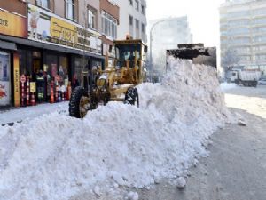 Erzurum'da karla mücadele