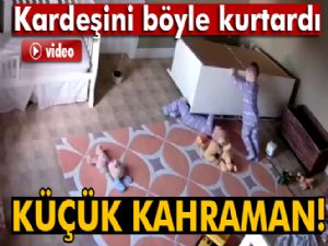 Küçük çocuğu şifonyerin altından kardeşi kurtardı