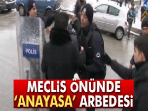 Meclis önünde 'Anayasa' arbedesi