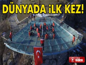 Dünyada ilk kez cam teras üzerinde voleybol oynandı