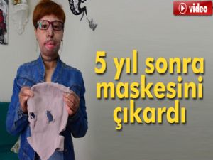 Maskeli kadın maskesini çıkardı 