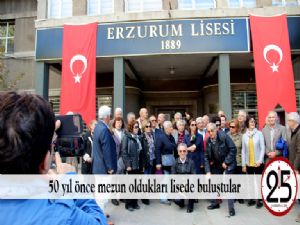  50 yıl önce mezun oldukları lisede buluştular