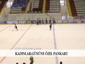  KADIN BUZ HOKEYCİLERDEN KADINLAR GÜNÜ PANKARTI