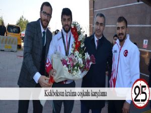  Kickboksun kralına coşkulu karşılama 