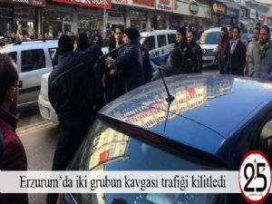  Erzurum'da iki grubun kavgası trafiği kilitledi 