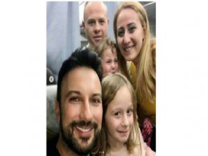 Tarkan'a uçakta yolculardan ve hosteslerden yoğun ilgi