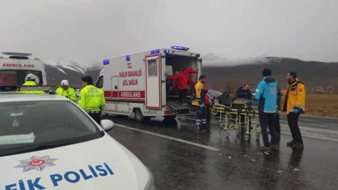 Van'da yolcu midibüsü şarampole devrildi: 27 kişi yaralandı