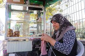 18 yıldır simit tezgahıyla hem cezaevindeki oğluna hem torunlarına bakıyor